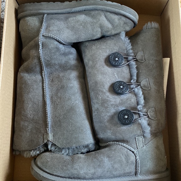 UGG GRAY BOOTS WITH BUTTONS INCLUDES DUST BAG AND AUTHENTICITY CARDS SIZE 6 - Picture 6 of 9